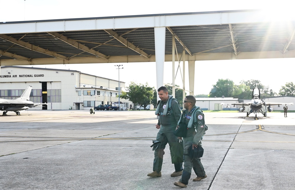 D.C. National Guard Commanding General receives familiarization flight in an F-16D