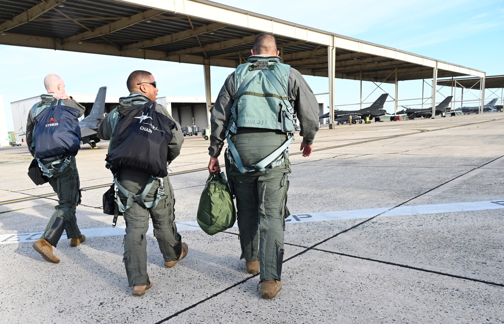 D.C. National Guard Commanding General receives familiarization flight in an F-16D