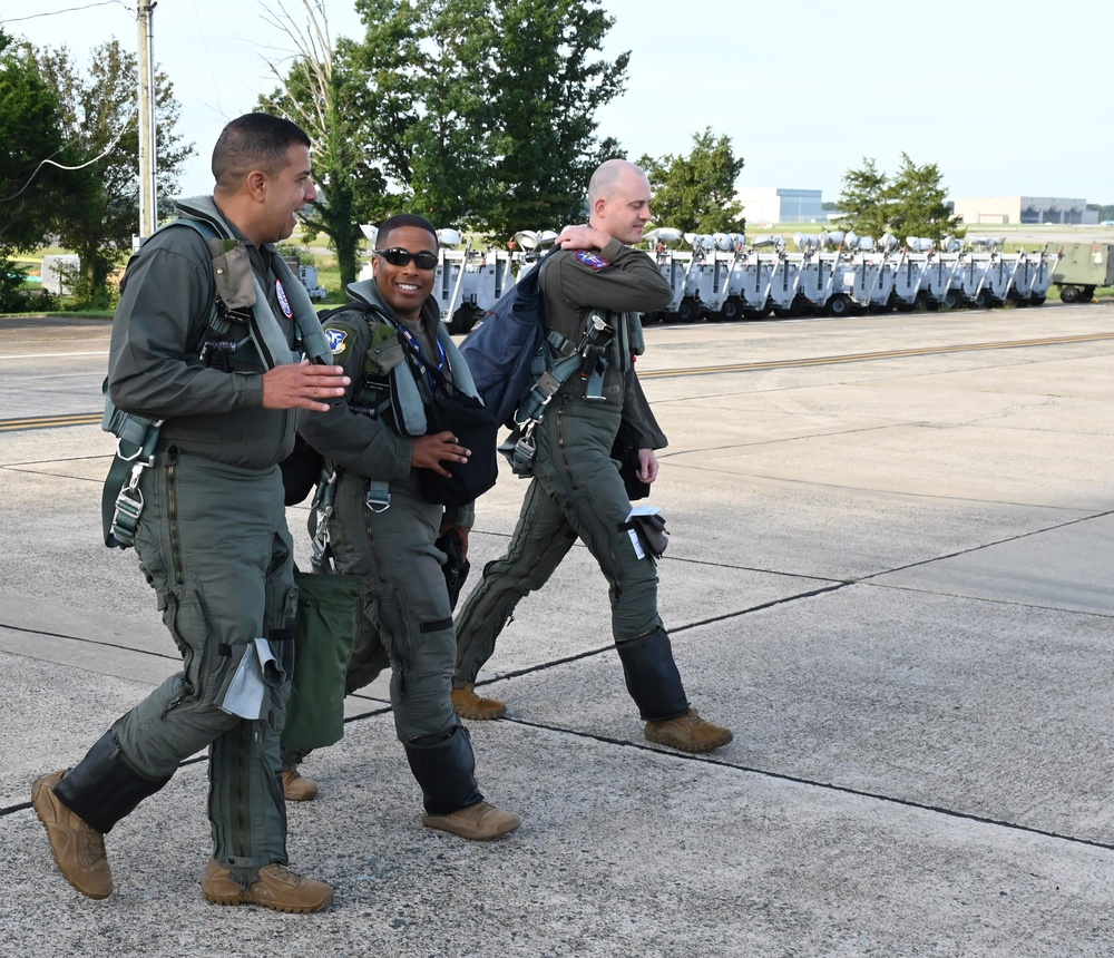 D.C. National Guard Commanding General receives familiarization flight in an F-16D