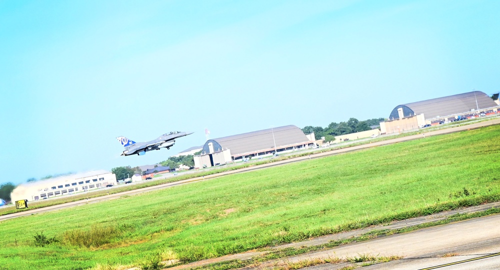 D.C. National Guard Commanding General receives familiarization flight in an F-16D