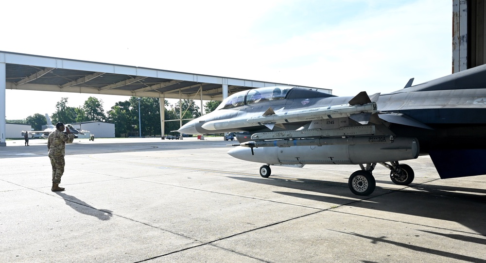 D.C. National Guard Commanding General receives familiarization flight in an F-16D