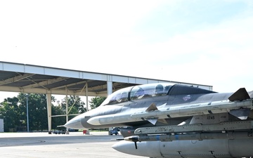 D.C. National Guard Commanding General receives familiarization flight in an F-16D