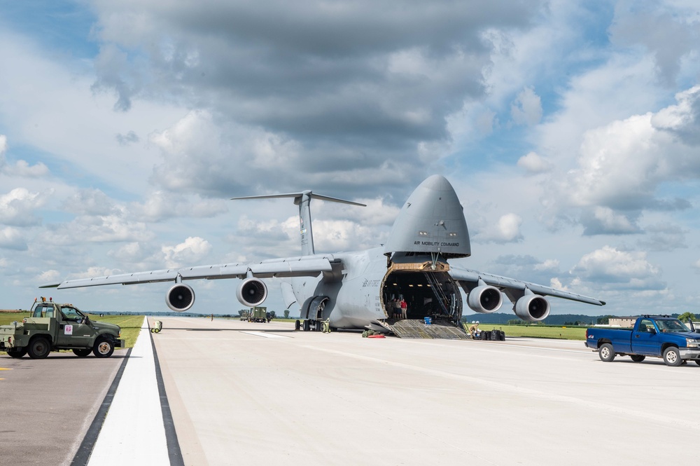 C-5 aircraft lands at Rosecrans