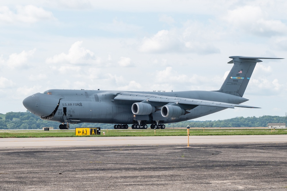 C-5 aircraft lands at Rosecrans