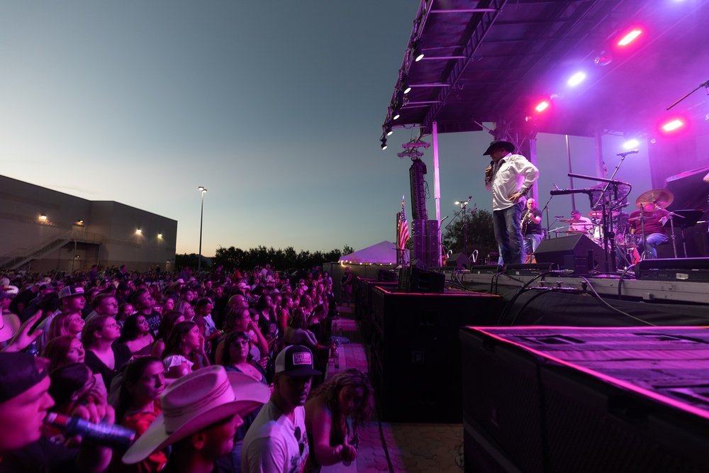 Freedom Crossing at Fort Bliss sets concert attendance record during country show