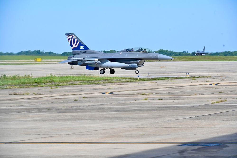 D.C. National Guard Commanding General receives familiarization flight with 113th Wing