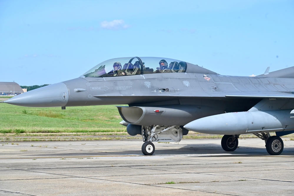 D.C. National Guard Commanding General receives familiarization flight with 113th Wing