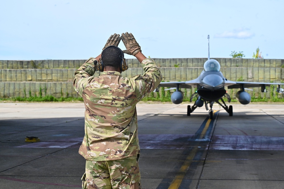 D.C. National Guard Commanding General receives familiarization flight with 113th Wing