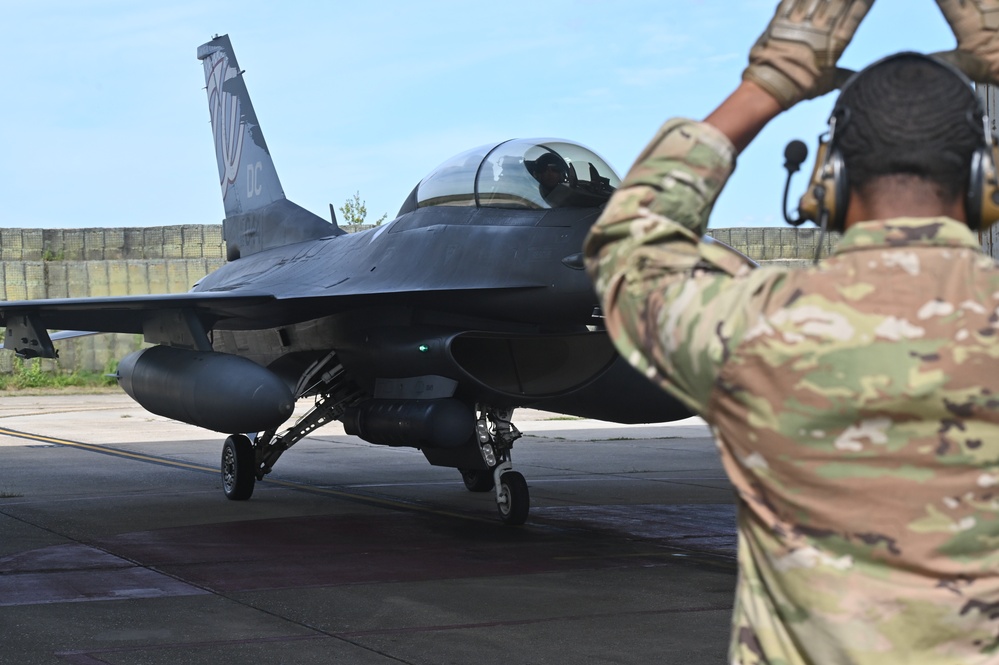 D.C. National Guard Commanding General receives familiarization flight with 113th Wing