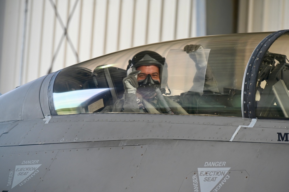 D.C. National Guard Commanding General receives familiarization flight with 113th Wing