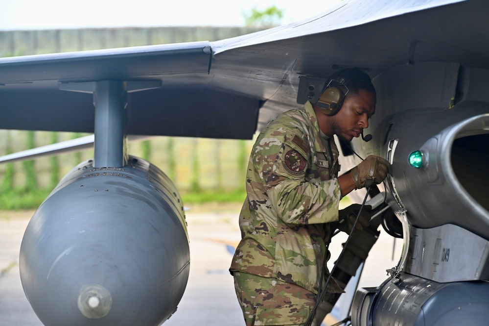 D.C. National Guard Commanding General receives familiarization flight with 113th Wing