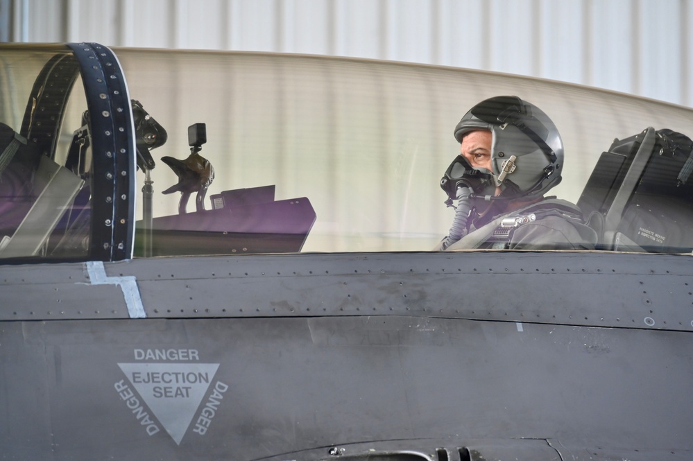 D.C. National Guard Commanding General receives familiarization flight with 113th Wing