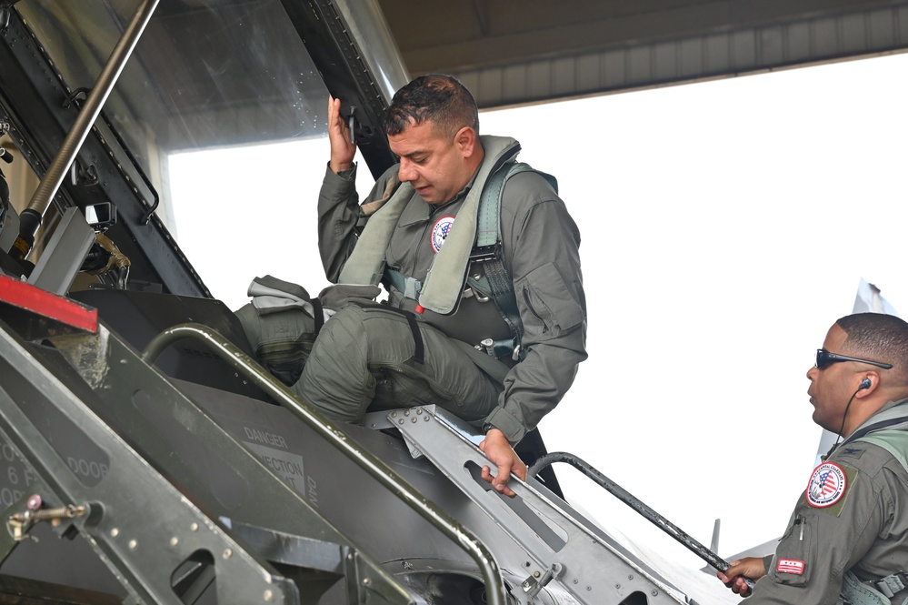 D.C. National Guard Commanding General receives familiarization flight with 113th Wing