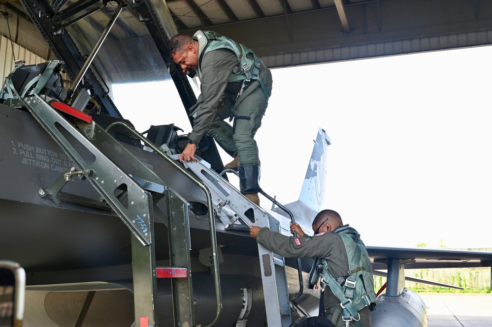 D.C. National Guard Commanding General receives familiarization flight with 113th Wing