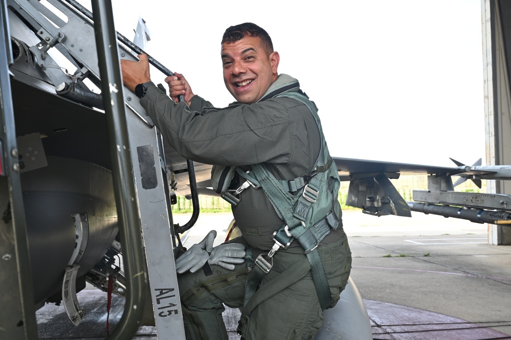 D.C. National Guard Commanding General receives familiarization flight with 113th Wing