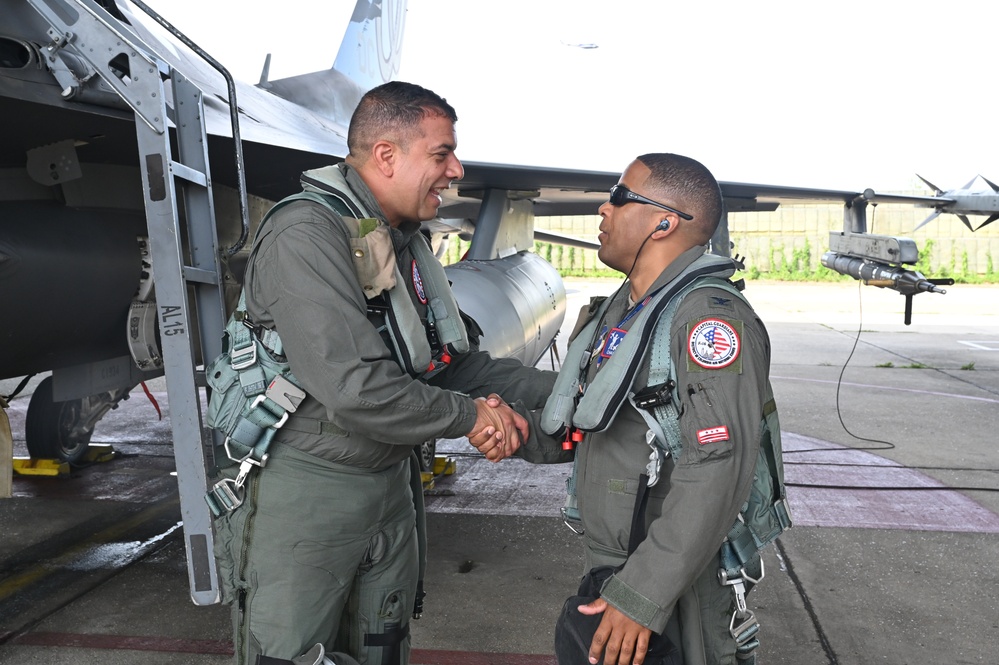 D.C. National Guard Commanding General receives familiarization flight with 113th Wing