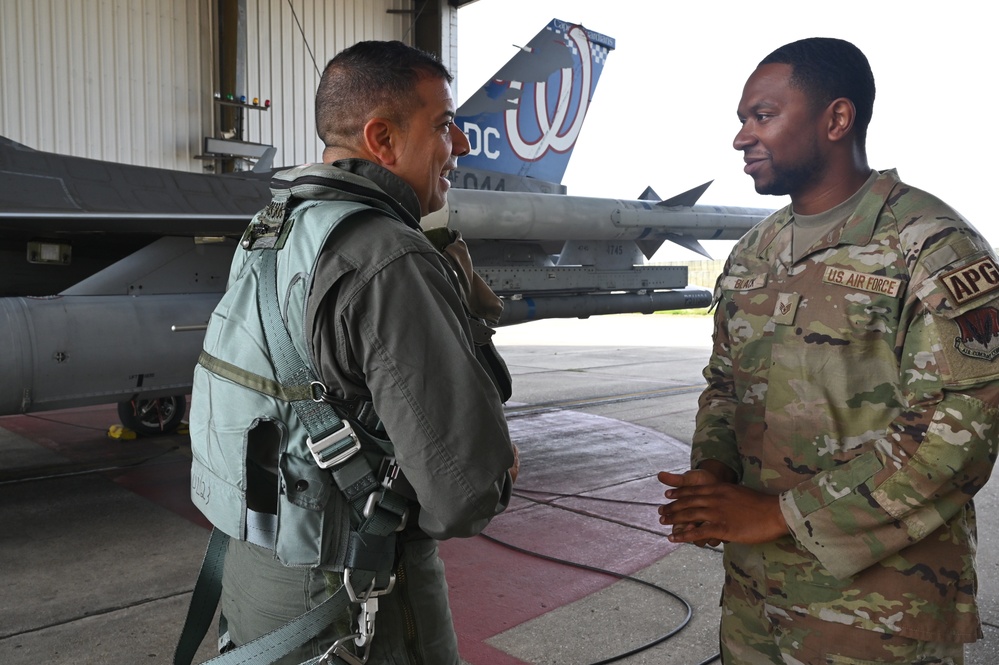 D.C. National Guard Commanding General receives familiarization flight with 113th Wing