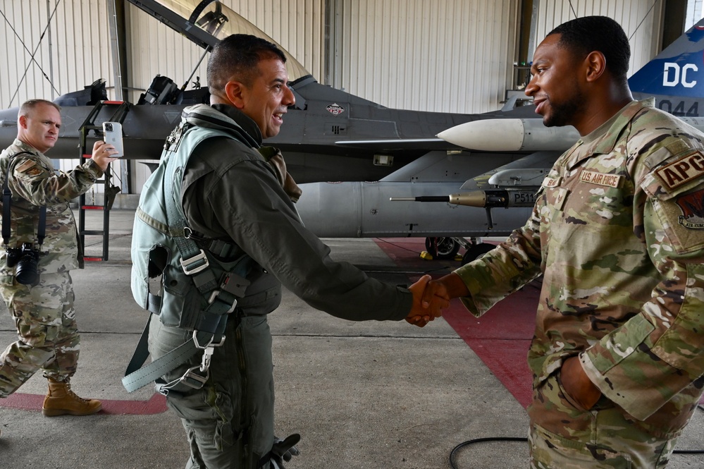 D.C. National Guard Commanding General receives familiarization flight with 113th Wing