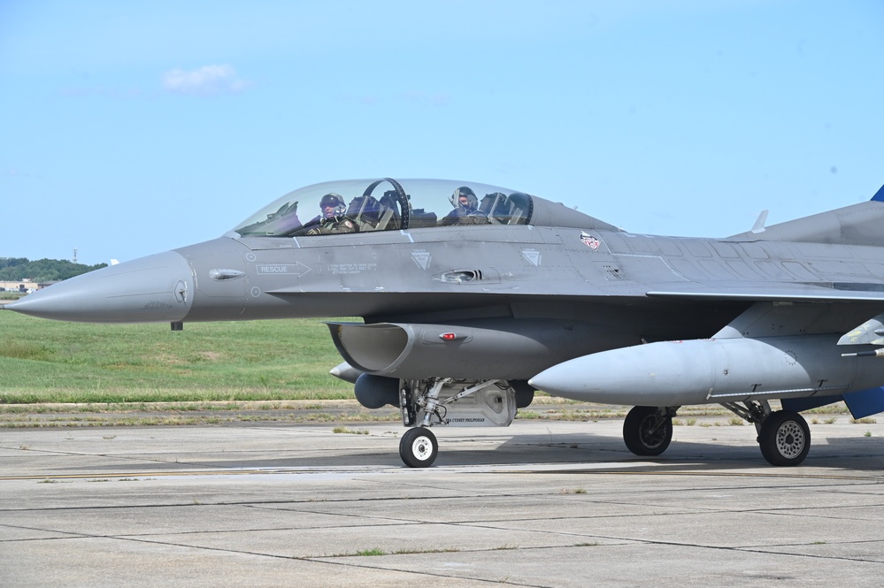 D.C. National Guard Commanding General receives familiarization flight with 113th Wing