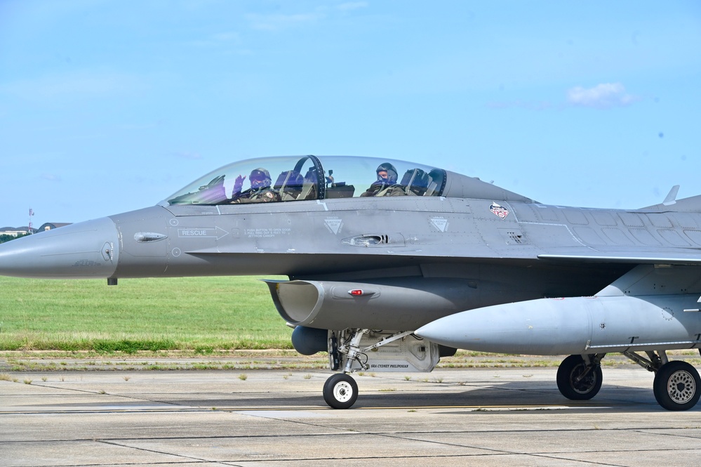 D.C. National Guard Commanding General receives familiarization flight with 113th Wing