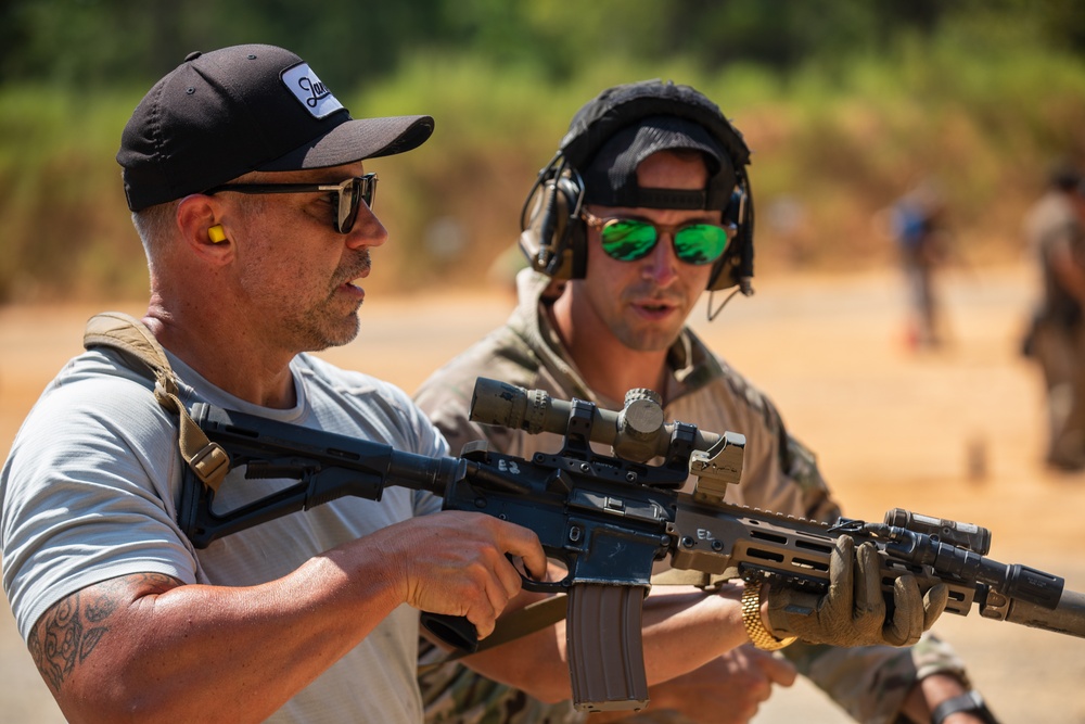 Civilians Participate in &quot;Green Beret for a Day&quot; Event