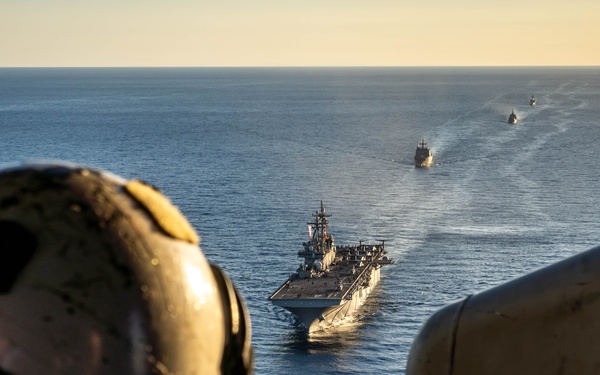 SY 24 | Republic of Korea and U.S. Navy Ships Sail in Formation