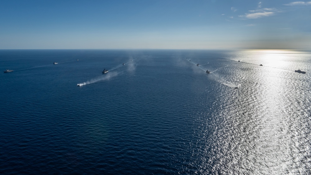 SY 24 | Republic of Korea and U.S. Navy Ships Sail in Formation