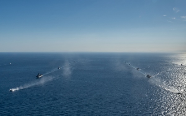 SY 24 | Republic of Korea and U.S. Navy Ships Sail in Formation