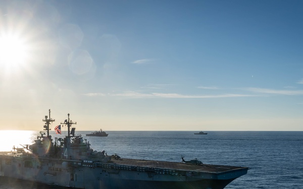 SY 24 | Republic of Korea and U.S. Navy Ships Sail in Formation