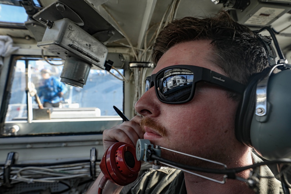 USS Dewey (DDG 105) Conducts Flight Operations in the Philippine Sea