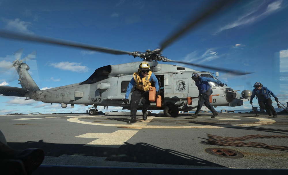 USS Dewey (DDG 105) Conducts Flight Operations in the Philippine Sea