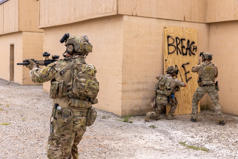 5th SFG(A) trains with U.S. Coast Guard MSRT Direct Action Section