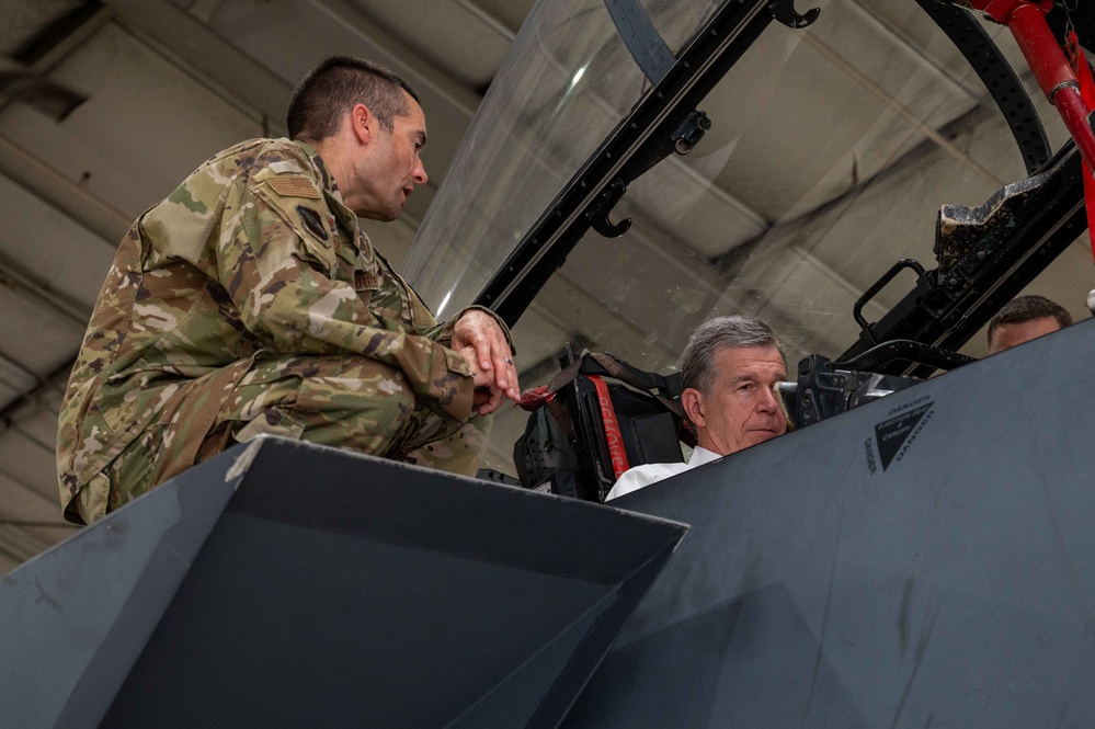Governor Cooper Arrives at SJAFB