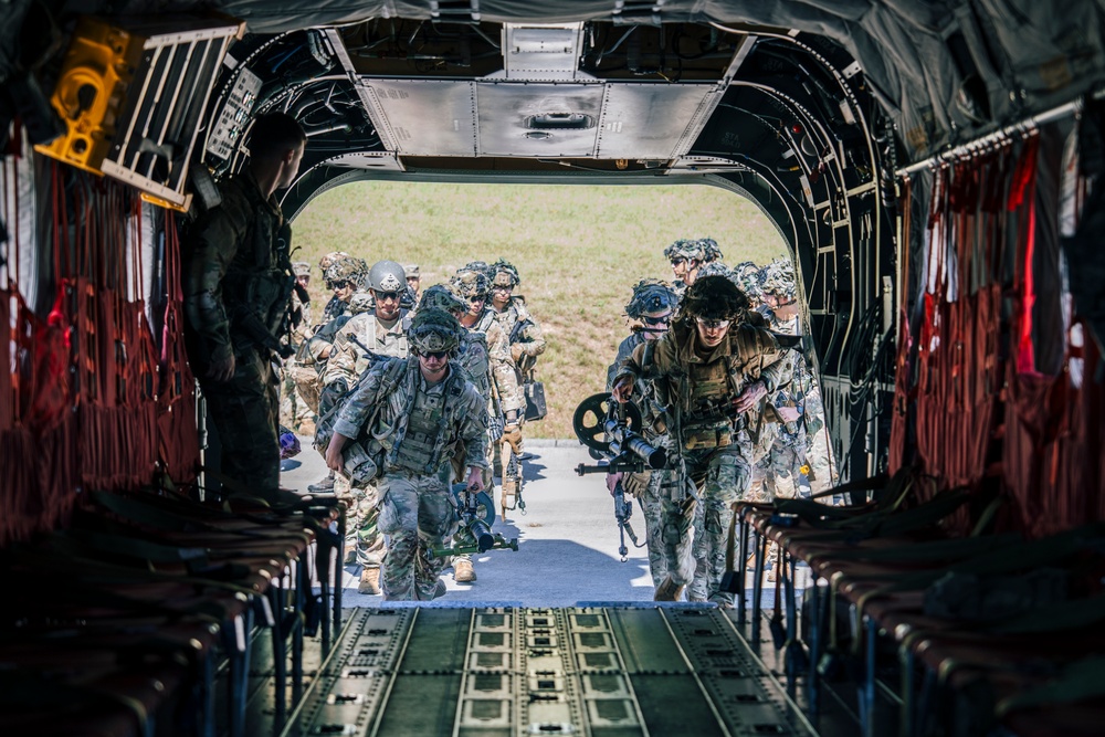 Sky Soldiers Conduct Cold Load Training On A Blackhawk And Chinnok At Saber Junction