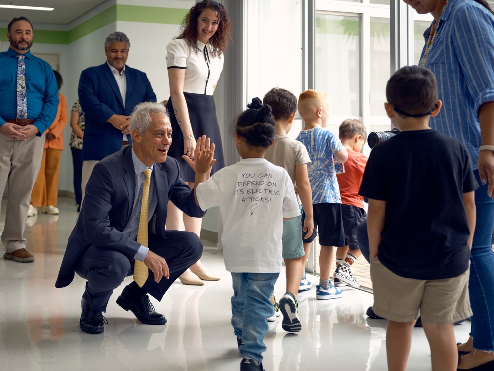 Ambassador to Japan Visits Yokosuka Primary School