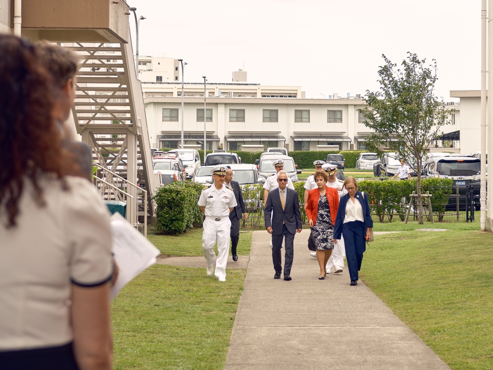 Ambassador to Japan Visits Yokosuka Primary School