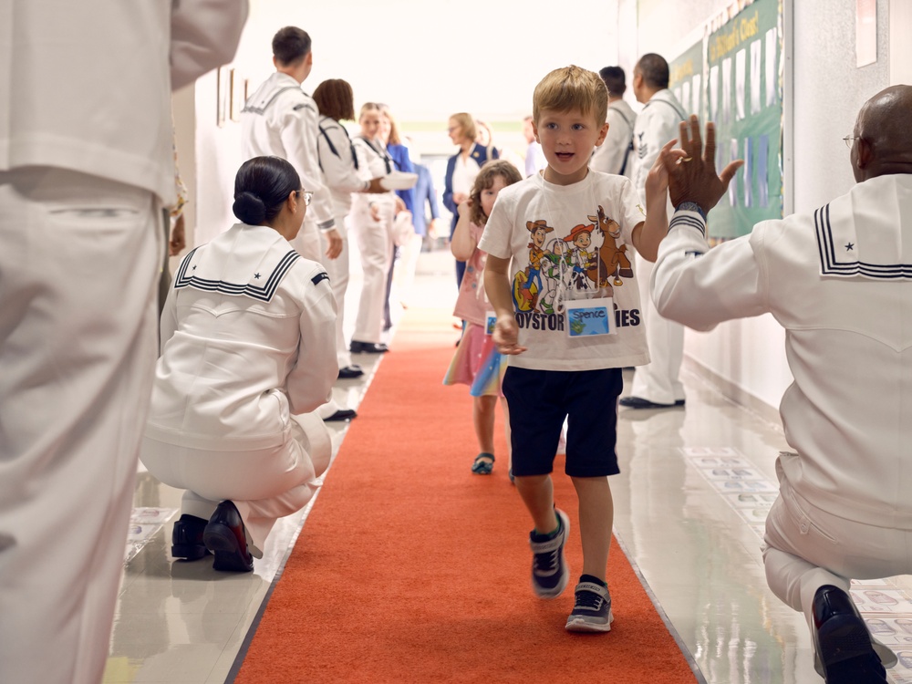 Ambassador to Japan Visits Yokosuka Primary School