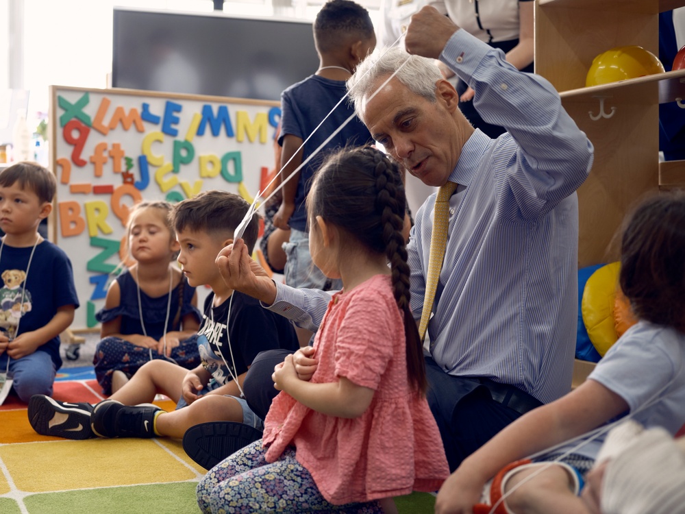 Ambassador to Japan Visits Yokosuka Primary School