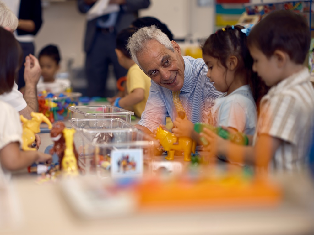 Ambassador to Japan Visits Yokosuka Primary School