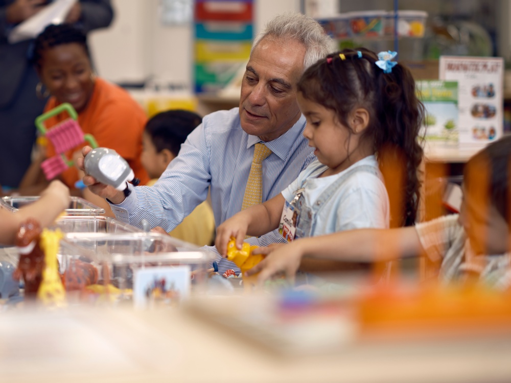 Ambassador to Japan Visits Yokosuka Primary School