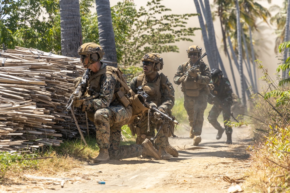 1st Bn., 1st Marines participates in amphibious assault exercise with Indonesian National Armed Forces service members during Super Garuda Shield 2024