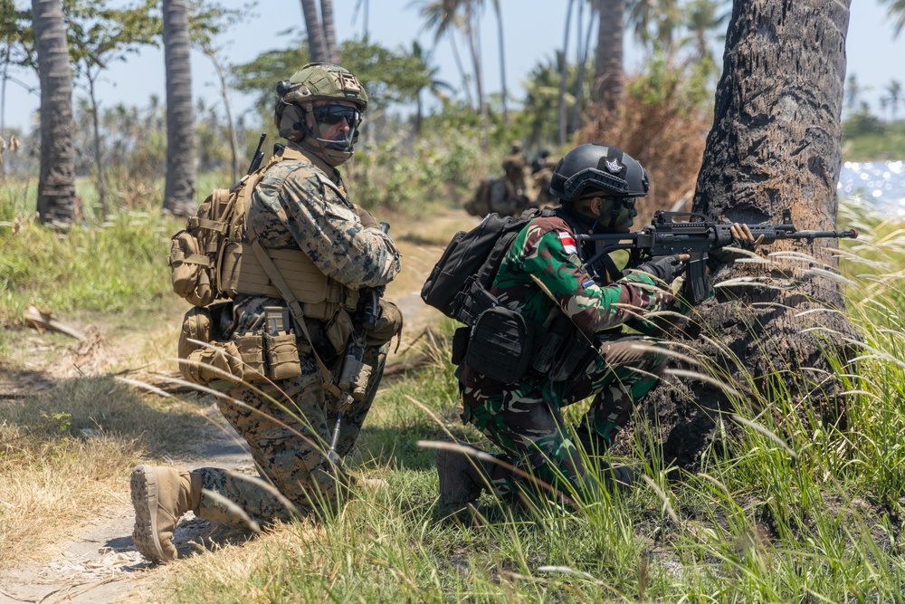 1st Bn., 1st Marines participates in amphibious assault exercise with Indonesian National Armed Forces service members during Super Garuda Shield 2024