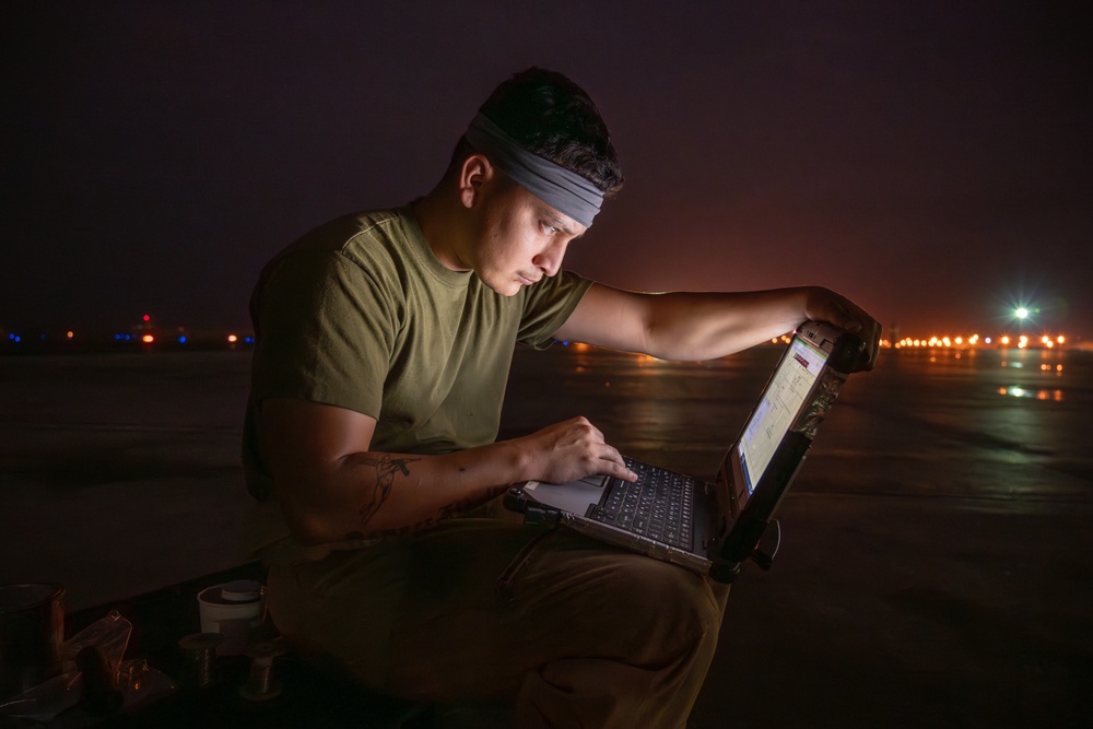 VMM 164 REIN Night Shift Performs Maintenance