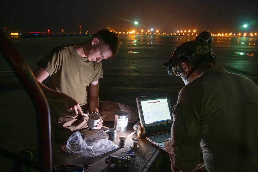 VMM 164 REIN Night Shift Performs Maintenance