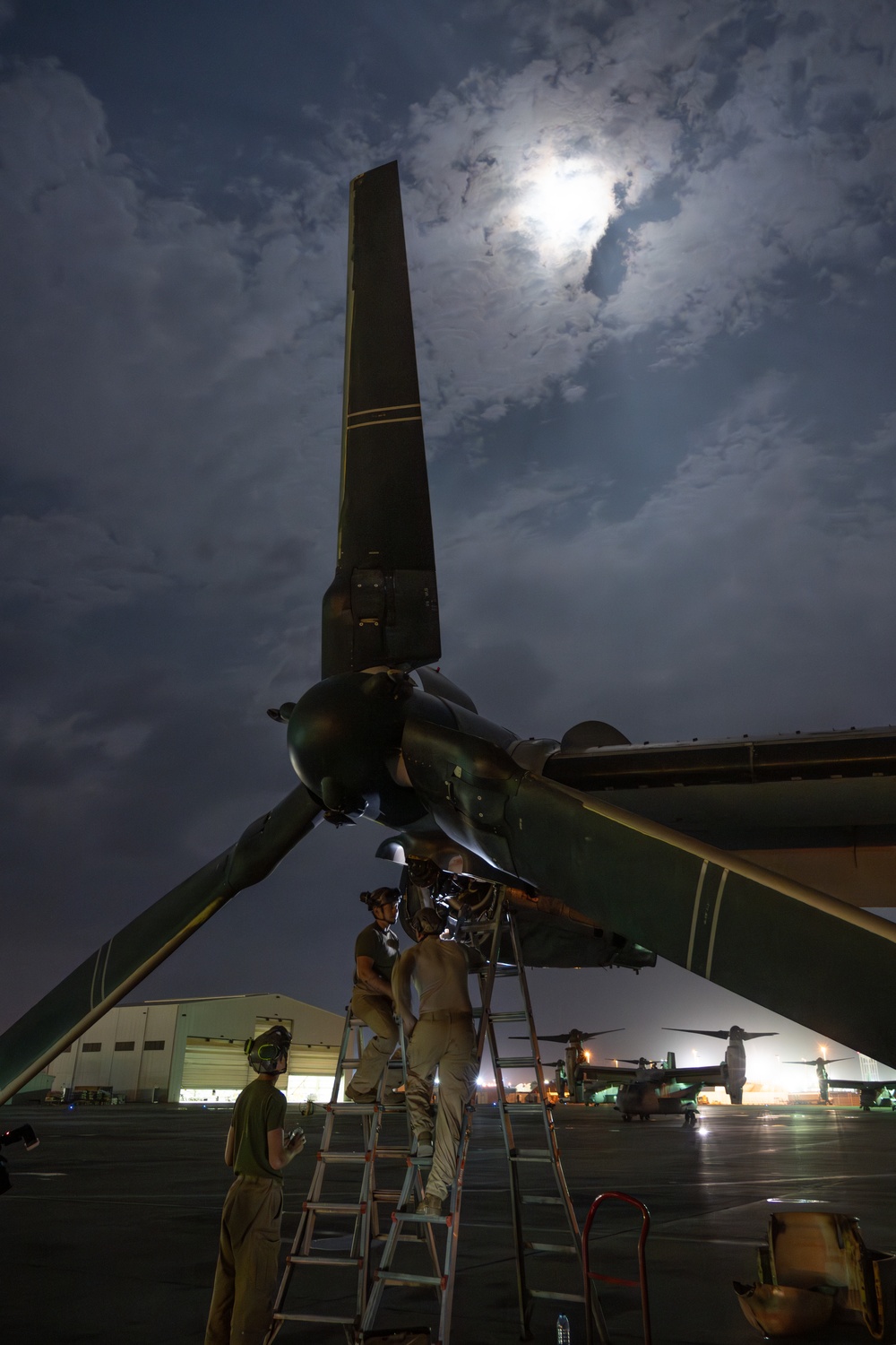 VMM 164 REIN Night Shift Performs Maintenance