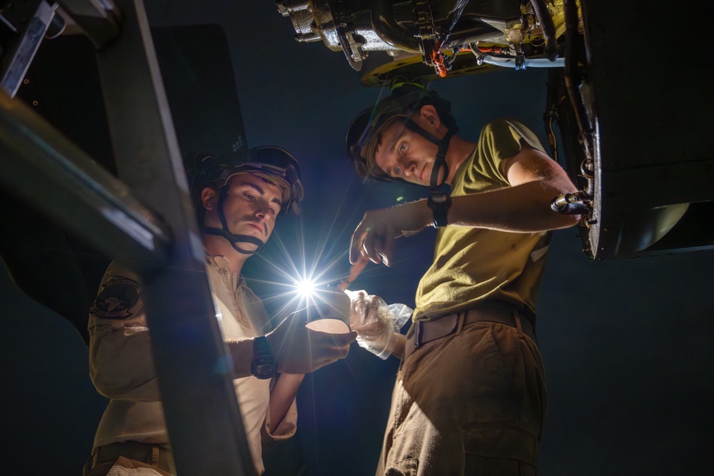 VMM 164 REIN Night Shift Performs Maintenance