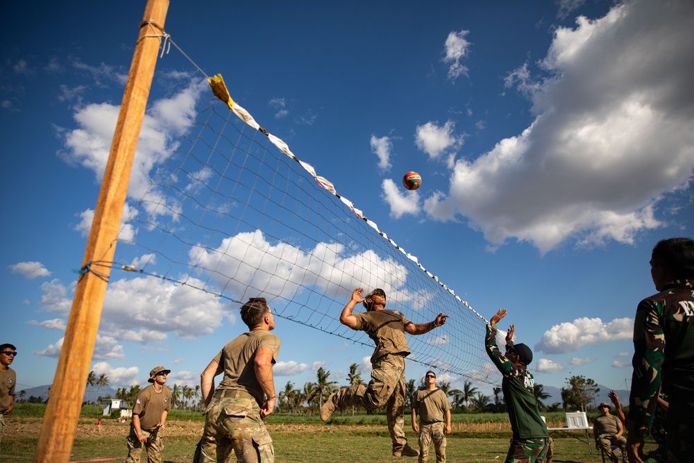 U.S. Army Soldiers from the 610th Engineer Support Company, 864th Engineer Battalion, play volleyball with members of the Indonesian National Armed Forces during Super Garuda Shield 2024