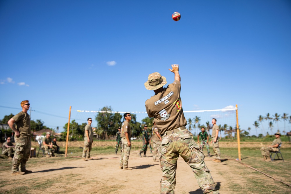 U.S. Army Soldiers from the 610th Engineer Support Company, 864th Engineer Battalion, play volleyball with members of the Indonesian National Armed Forces during Super Garuda Shield 2024