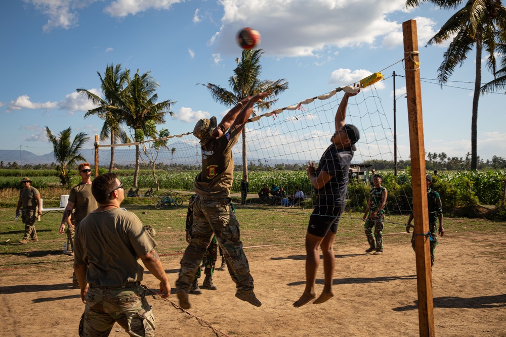 U.S. Army Soldiers from the 610th Engineer Support Company, 864th Engineer Battalion, play volleyball with members of the Indonesian National Armed Forces during Super Garuda Shield 2024