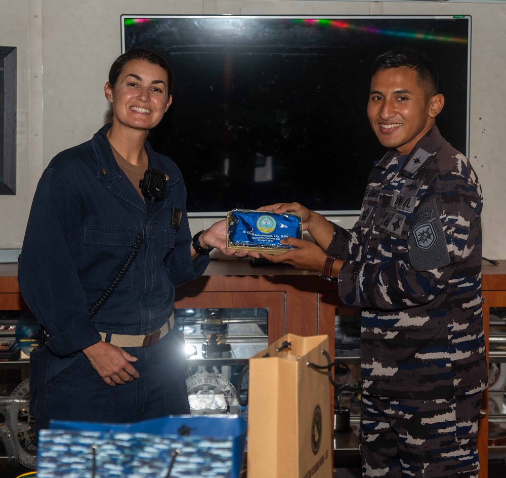 USS Green Bay conducts gift Exchange with Indonesian Partners